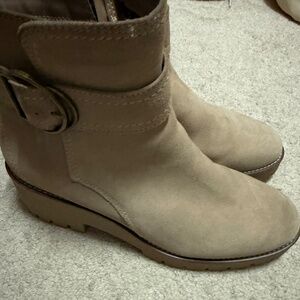 Blonde waterproof lug sole boots